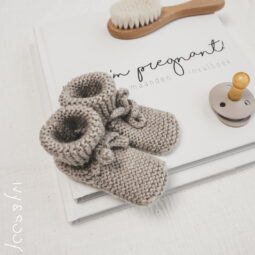 slofjes-baby-gebreid-blauw-newborn-prematuur-babywear-babykleding-kraambezoek-boek-beer-01