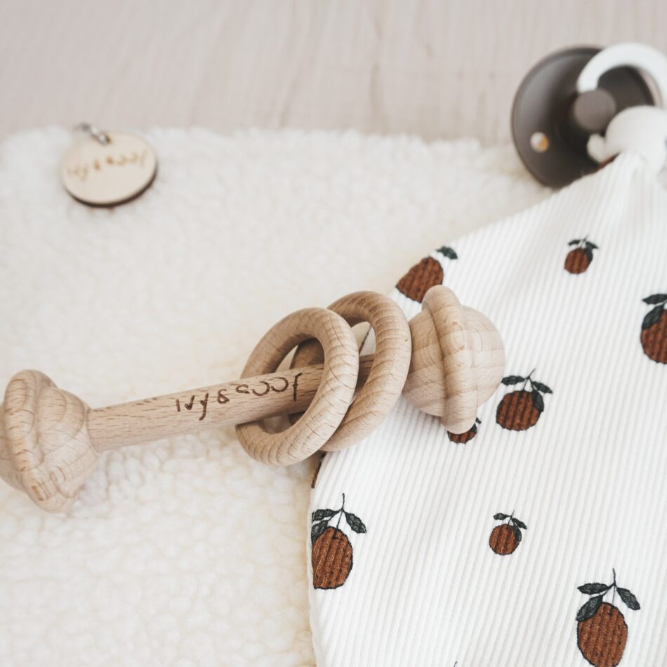 Houten Baby Rammelaar Bijtring | Ivy and Soof