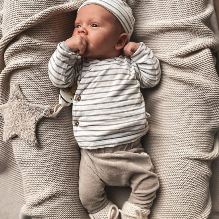 Baby Broekje Velours Taupe - Babykleding - Gebreide Babyslofjes - Speendoekje - Geboortepakje - Ivy and Soof