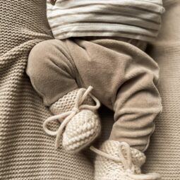 Baby Broekje Velours Taupe - Gebreide Slofjes Ecru - Geboortepakje - Babykleding - Ivy and Soof