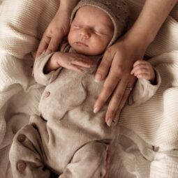 Boxpakje Velours taupe - Newborn geboortepakje badstof - Geboortekleertjes Ivy and Soof