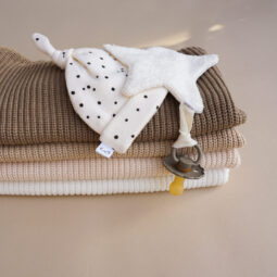 Schattige baby kleertjes | Baby kleding | Gebreide baby trui | Speendoekje baby | Ivy and Soof