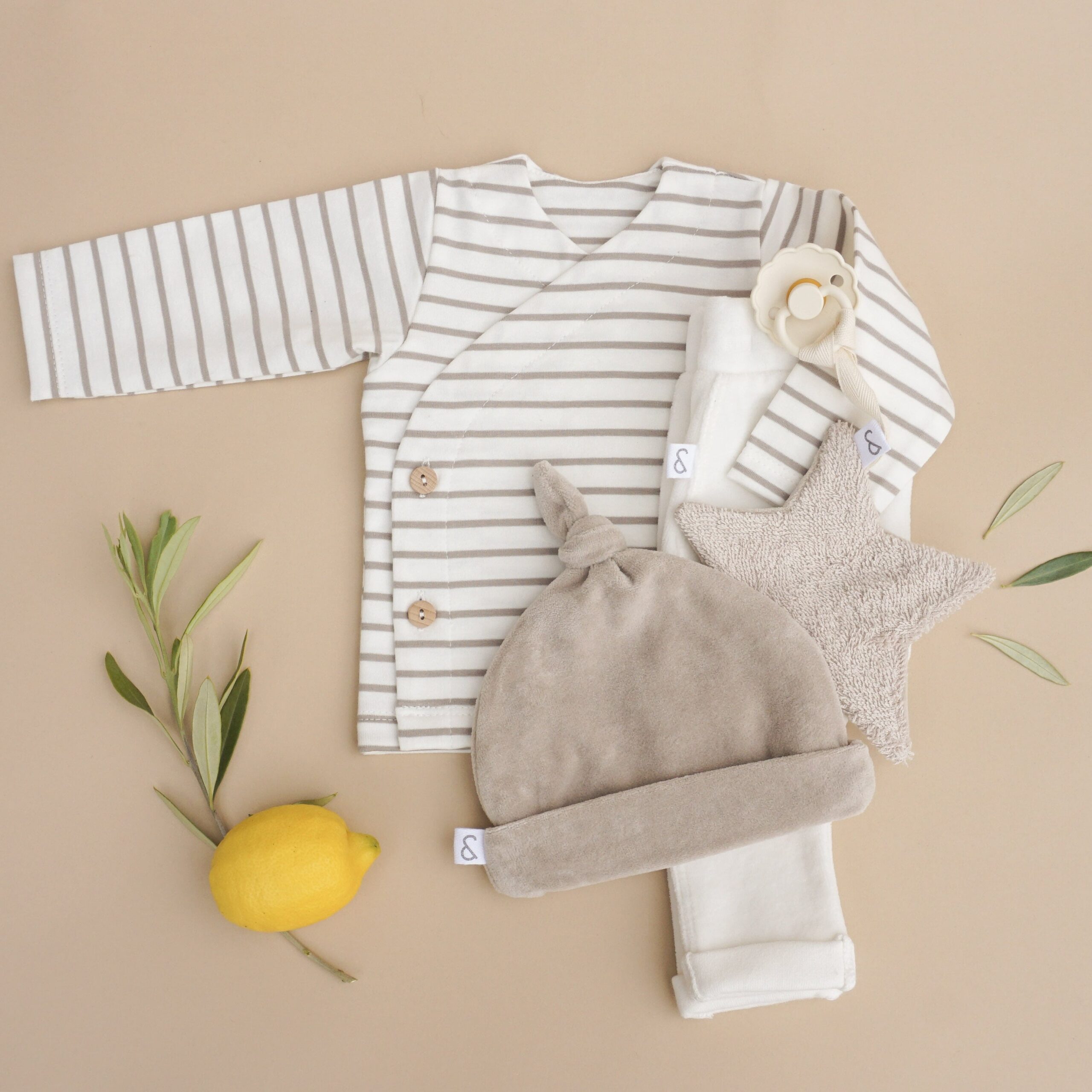 Sobriquette Oneerlijk Injectie Mutsje Velours Taupe | Baby Muts | Babykleding | Ivy and Soof