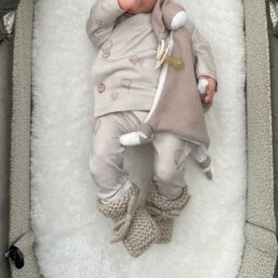 Babykleding Taupe Luchtballon - Broekje Taupe - Overslag Shirtje Taupe - Slofjes Beige - Knuffeldoekje Taupe - Ivy and Soof