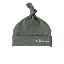 Newborn mutsje olijf Hi Little One | Babymuts | Geboortepakje met muts | Ivy and Soof