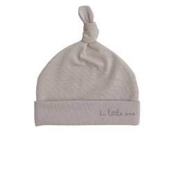 Newborn mutsje taupe Hi Little One | Babymuts | Geboortepakje met muts | Ivy and Soof