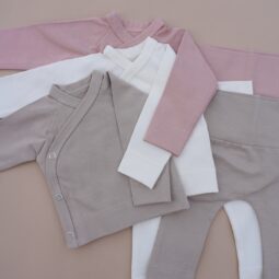 Newborn kleding, ontdek de speciale geboortepakjes van Ivy and Soof in maat 44 en maat 50.