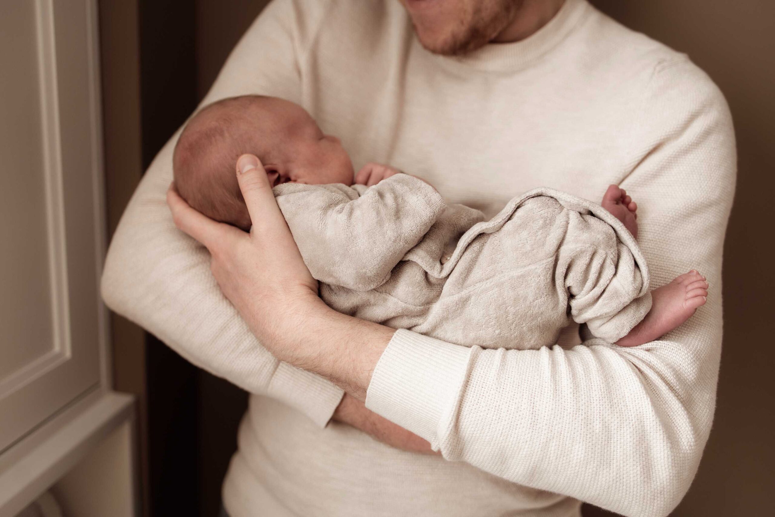 Geboortepakje Taupe Velours - Babykleding badstof - Geboorte pakje neutraal - Newborn kleding - Ivy and Soof - Pure Black Photography