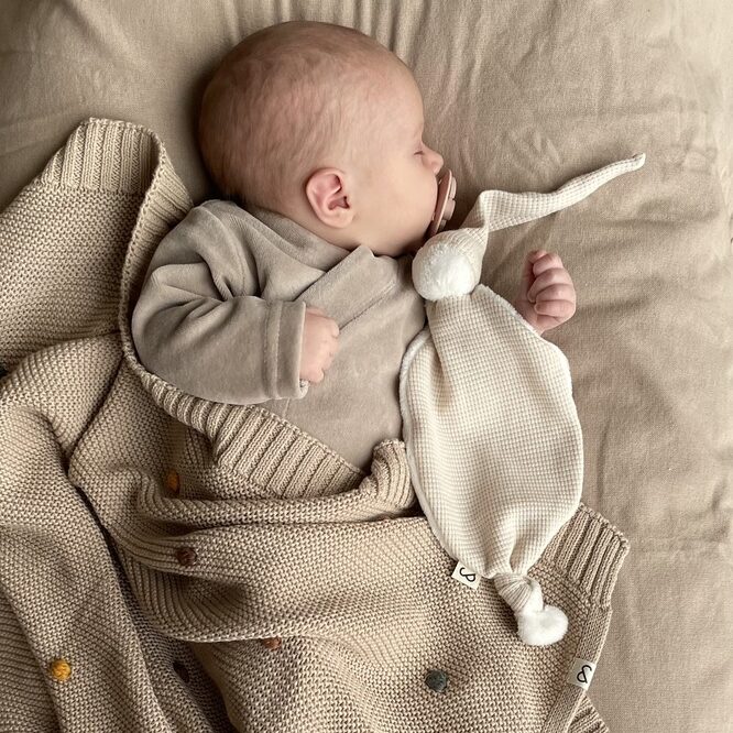 Gebreide baby deken taupe, ook te gebruiken als wikkeldoek - ivy and soof
