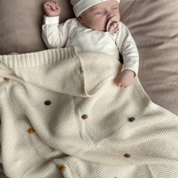 Gebreide baby deken ecru, ook te gebruiken als warme wikkeldoek. Ivy and Soof