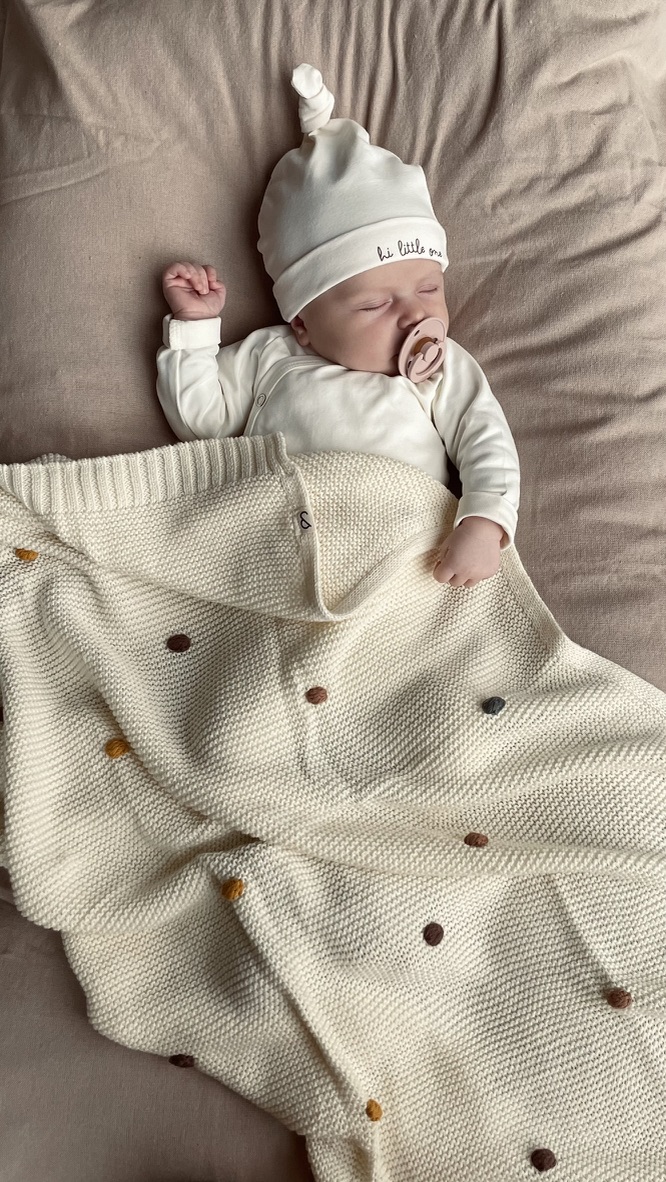Gebreide baby deken ecru, ook te gebruiken als warme wikkeldoek. Ivy and Soof