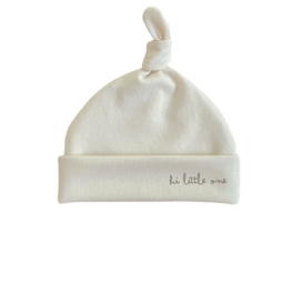 Baby Mutsje Creme tekst Hi Little One | Ivy and Soof