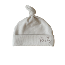 Mutsje met naam beige | Geboortemutsje | Geboortepakje met mutsje | Newborn mutsje personaliseren baby | Ivy and Soof