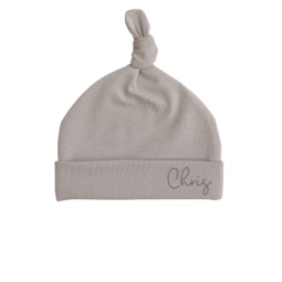 Mutsje met naam taupe | Geboortemutsje | Geboortepakje met mutsje | Newborn mutsje personaliseren baby | Ivy and Soof