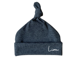 Mutsje met naam donker grijs melee | Geboortemutsje | Geboortepakje met mutsje | Newborn mutsje personaliseren baby | Ivy and Soof