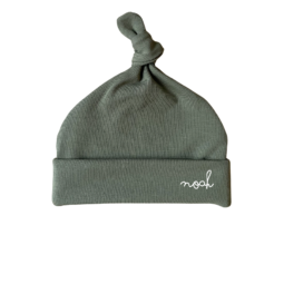 Mutsje met naam olijf | Geboortemutsje | Geboortepakje met mutsje | Newborn mutsje personaliseren | Ivy and Soof