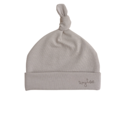 Mutsje met naam taupe | Geboortemutsje | Geboortepakje met mutsje | Newborn mutsje personaliseren | Ivy and Soof