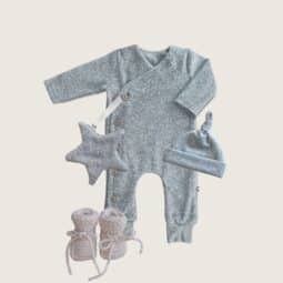 Geboortepakje met muts grijs - Geboorteset jongen - Babykleding Ivy and Soof