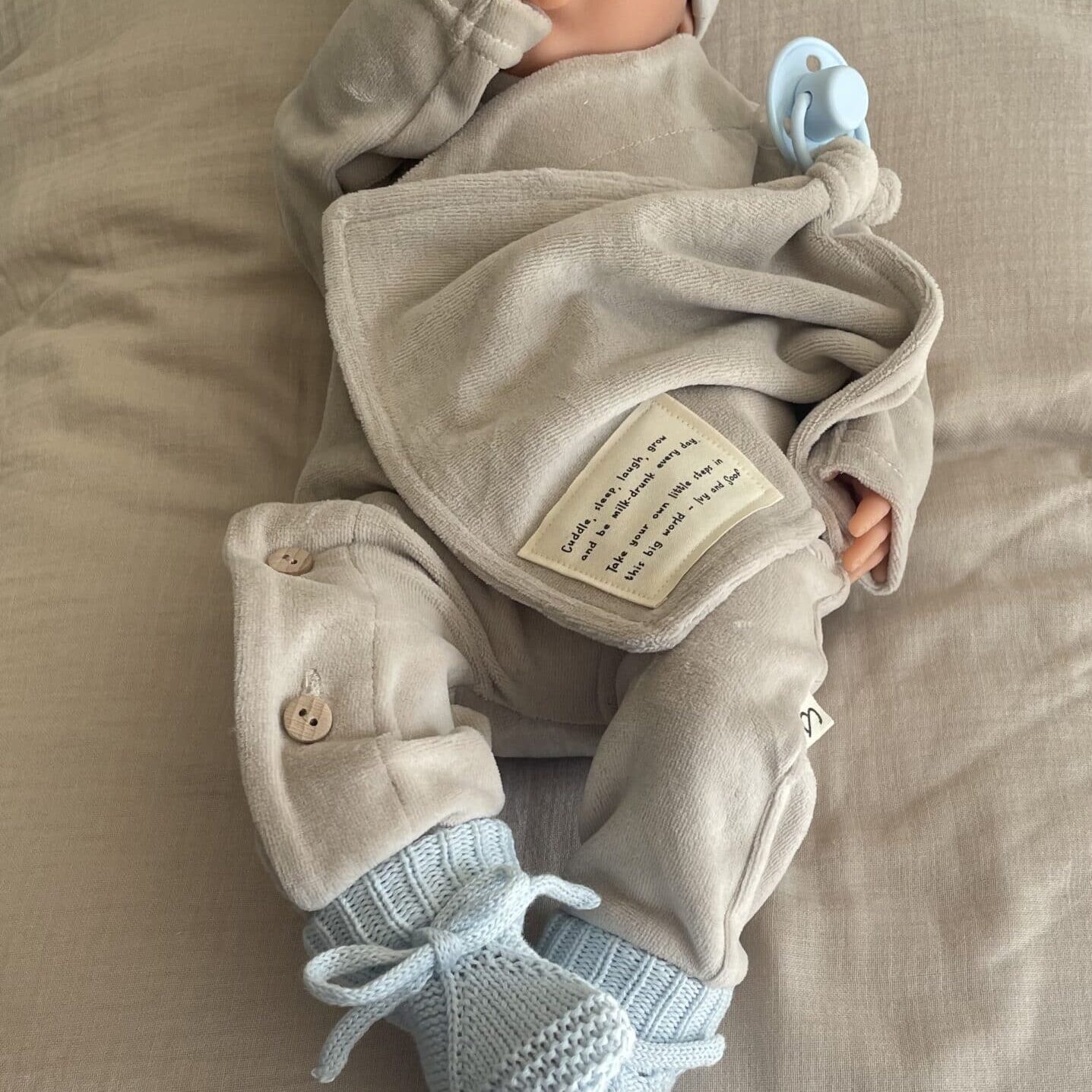 Speendoekje vierkant velours beige met katoenen label met quote - Ivy and Soof