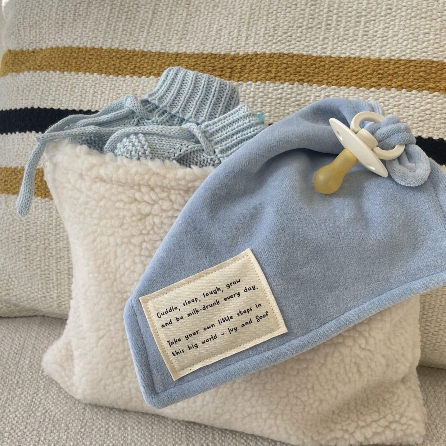 Speendoekje baby blauw velours met katoenen quote label - Ivy and Soof