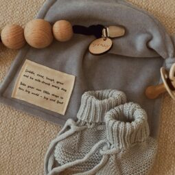 Babyproducten baby blauw - speendoekje - baby sokjes - wagenhanger - Ivy and Soof