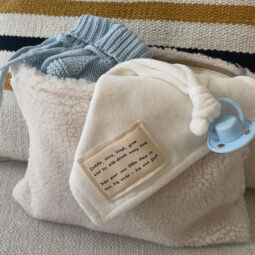 Speendoekje velours, slofjes baby blauw, luieretui teddy - Ivy and Soof