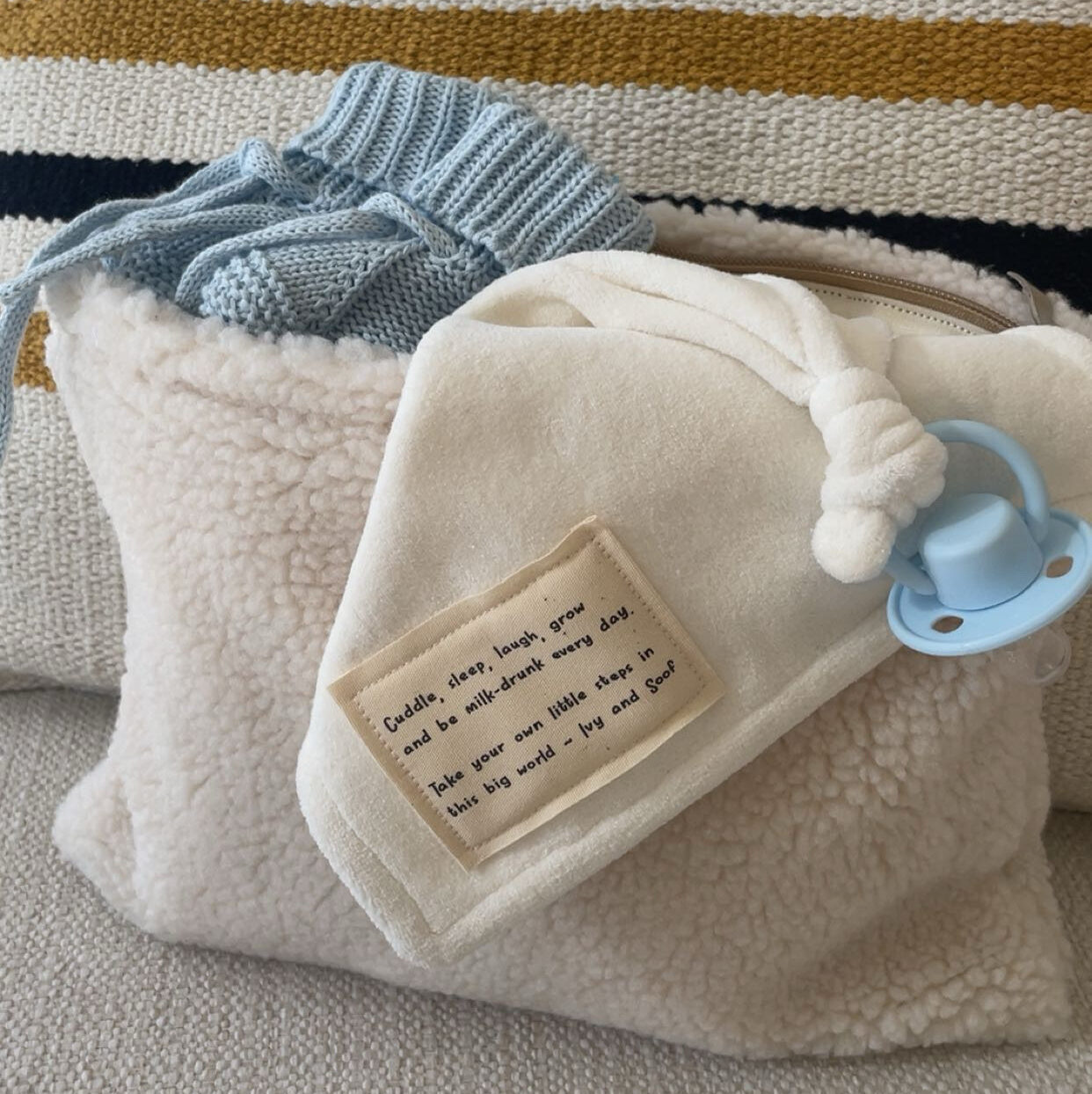 Speendoekje velours, slofjes baby blauw, luieretui teddy - Ivy and Soof